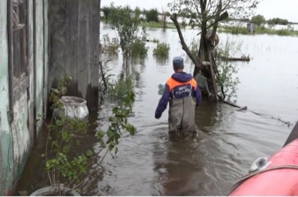 В Хабаровске из-за паводка возводят водоналивную дамбу | Общество - «Происшествия»
