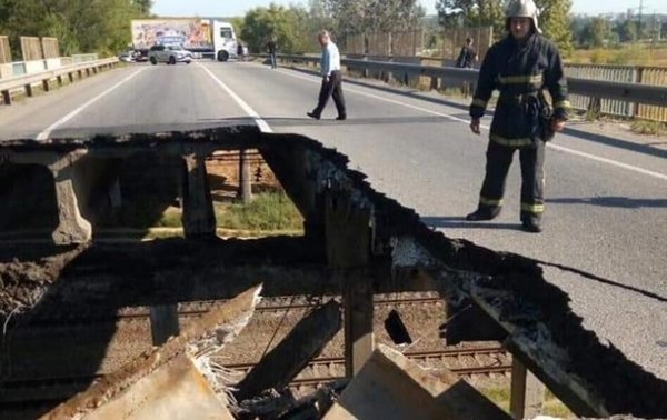 В Харькове обрушился автомобильный мост - (видео)