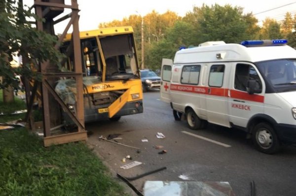 В Ижевске в ДТП с автобусом пострадали 20 человек | Происшествия - «Политика»