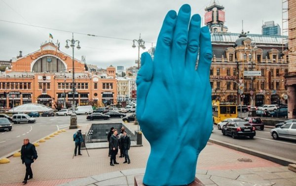 В Киеве демонтировали гигантскую синюю руку