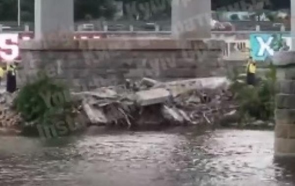 В Киеве обрушилась часть пешеходного моста на Труханов остров - (видео)