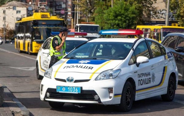 В Киеве водитель Hyundai сбил полицейского и скрылся