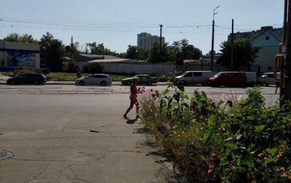 В Киеве женщина гуляла по улицам в обнаженном виде - (видео)