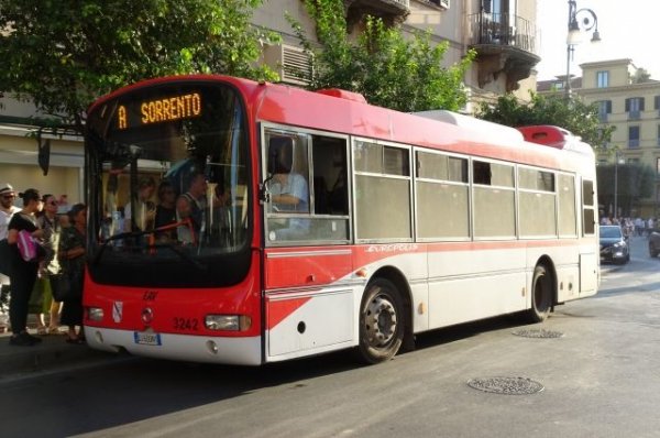 В Неаполе из автобуса высадили рожающую безбилетницу | Общество - «Политика»
