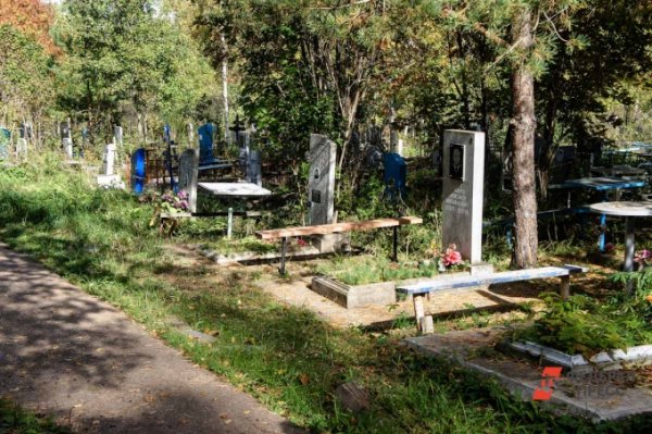 В Нефтеюганске женщина осквернила могилы детей, погибших в автокатастрофе три года назад