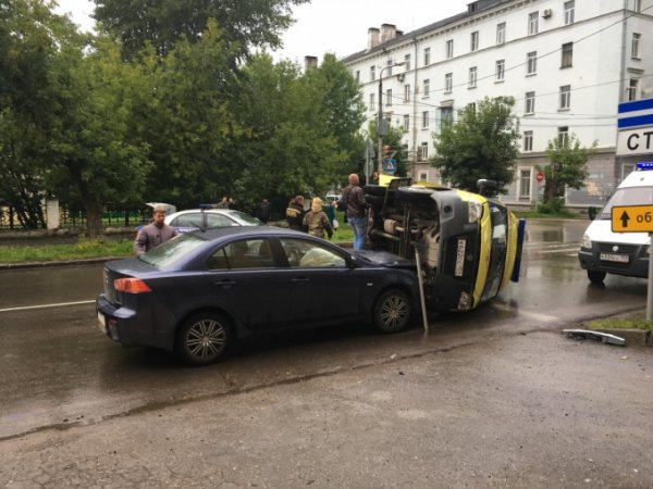 В Перми машина «скорой помощи» с пациентом попала в аварию, когда ей не уступили дорогу
