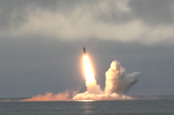 В сети появилось видео пуска ракеты с подлодки «Юрий Долгорукий» | Армия | Общество - «Политика»