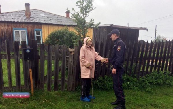 В Свердловской области полиция и волонтеры спасли бабушку из тайги