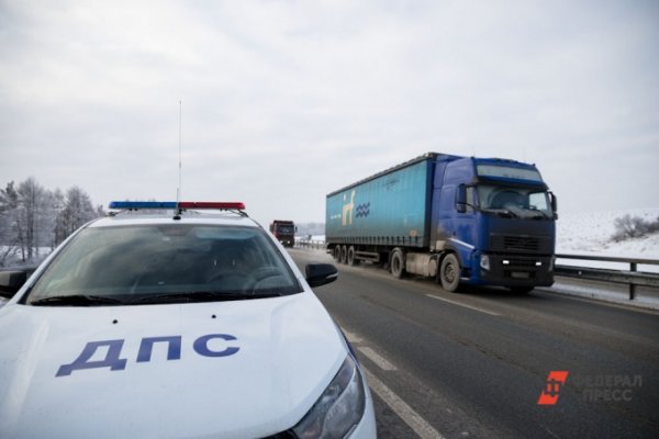 В Свердловской области в аварии погиб водитель легковушки, въехавшей под фуру