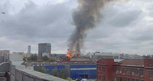 В центре Москвы горит расселенное здание, пожар удалось локализовать - «Новости Дня»