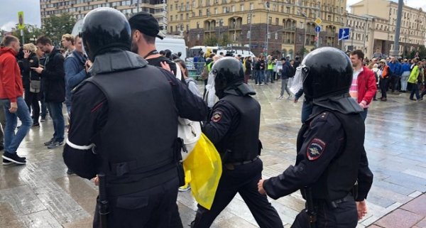 В Москве полиция задерживает участников незаконной манифестации - «Новости Дня»
