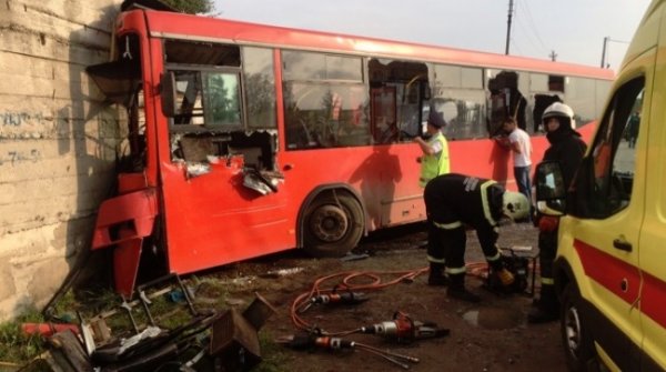В Перми автобус с пассажирами врезался в магазин, один человек погиб - «Новости Дня»
