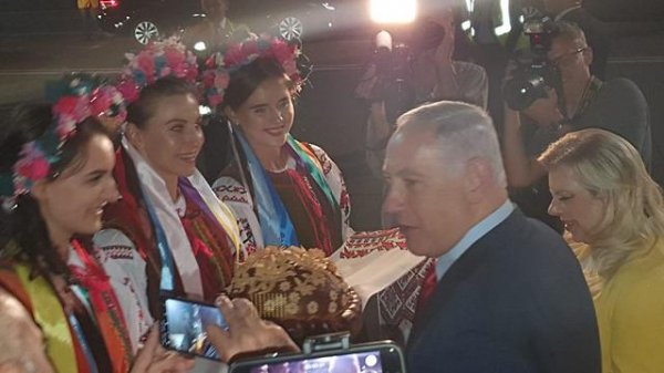 Жена Нетаньяху швырнула на землю, преподнесенный украинцами хлеб - «Происшествия»