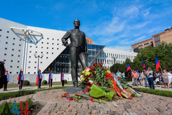 Жители Донецка и гости из России возложили цветы к памятнику основателю города Джону Юзу (ФОТО)