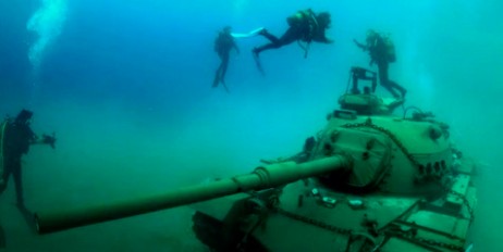 На дно Акабского залива опустили танки и вертолеты (видео) - «Мир»