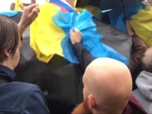 На митинге российской оппозиции участники отобрали у провокаторов украинские флаги - «Военное обозрение»