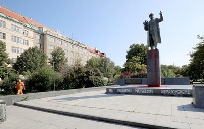 Памятник советскому маршалу в Праге облили красной краской