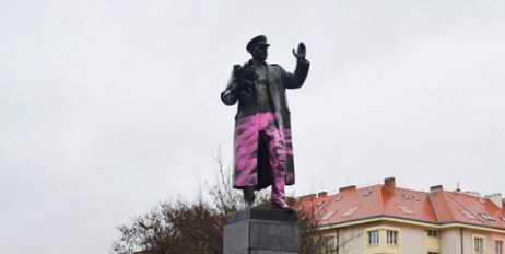 Прага предложит Москве забрать памятник советскому маршалу, который постоянно обливают краской - «Общество»