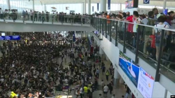 Протестующие заняли аэропорт Гонконга - «Новости Дня»
