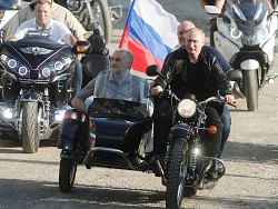 Путин приехал на мотоцикле «Урал» на байк-шоу в Крыму - «Новости дня»
