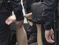 СК оправдал действия сломавших ногу мужчине в Москве полицейских - «Новости дня»