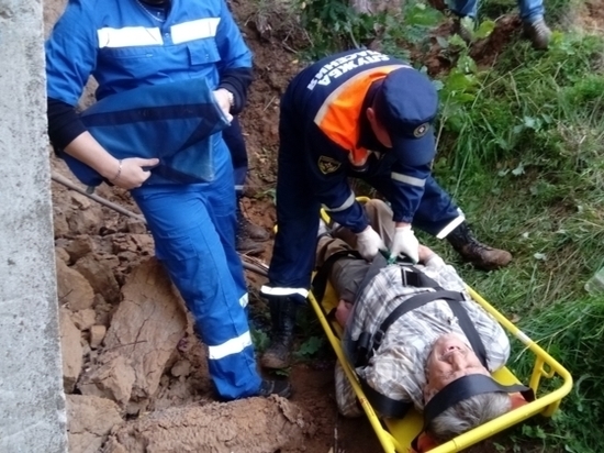 В Чебоксарах спасатели вытащили из глубокого оврага травмированного мужчину