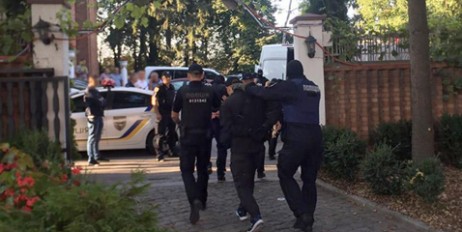 В Хмельницком полицейские задержали 10 человек, которые с оружием проникли на территорию предприятия - «Автоновости»