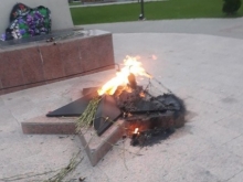 В Калуге 23-летний вандал бросил венок в вечный огонь - «Военное обозрение»