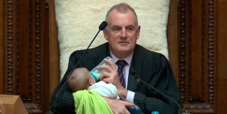 В Новой Зеландии спикер вел заседание парламента кормя младенца - «Спорт»