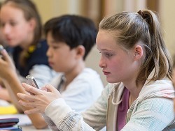 Власти рекомендовали ограничить использование мобильников в школах - «Экономика»