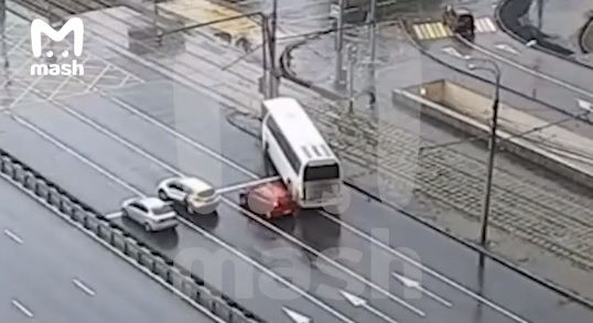 В Москве автобус с гражданами Китая врезался в столб - «Новости Дня»