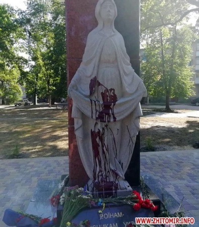 В Житомире облили красной краской памятник украинским карателям - «Новости Дня»