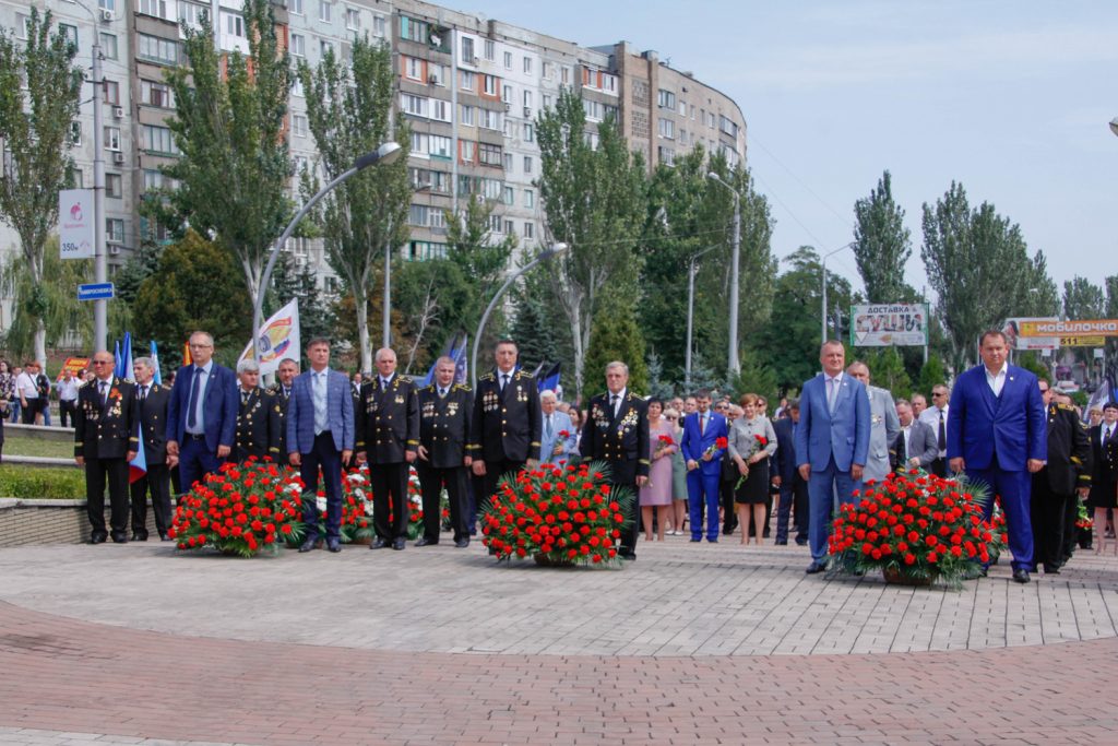 Свежие новости макеевка сегодня. Мемориал подвигу Шахтеров Макеевки. С днем Шахтера Макеевка. Подвигу шахтерам Макеевки (Донецк).