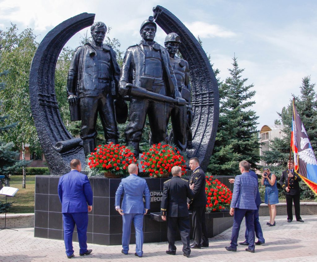 Одноклассники макеевка. Мемориал подвигу Шахтеров Макеевки. Мемориал шахтёрскому труду Макеевка. Достопримечательности Макеевки ДНР. Памятник погибшим шахтерам Макеевка.