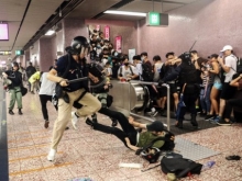 Гонконгская полиция разгоняет протестующих дубинками и водометами - «Военное обозрение»