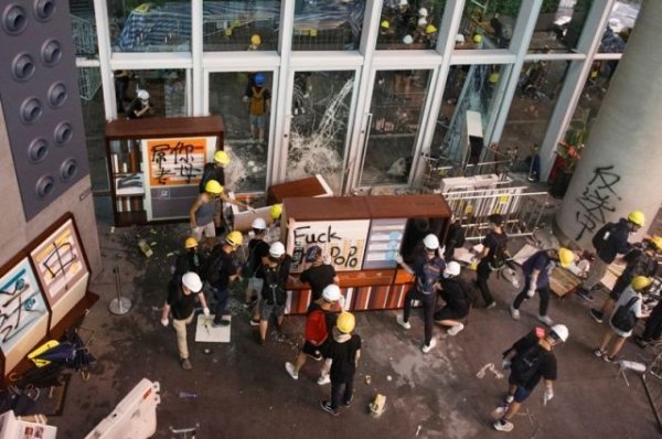 Более 30 человек пострадали в Гонконге на акции протеста 31 августа | В мире | Политика - «Политика»