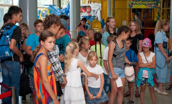 Дети сотрудников железной дороги из трех городов ДНР посетили в Донецке театр, планетарий и цирк — ОДДР