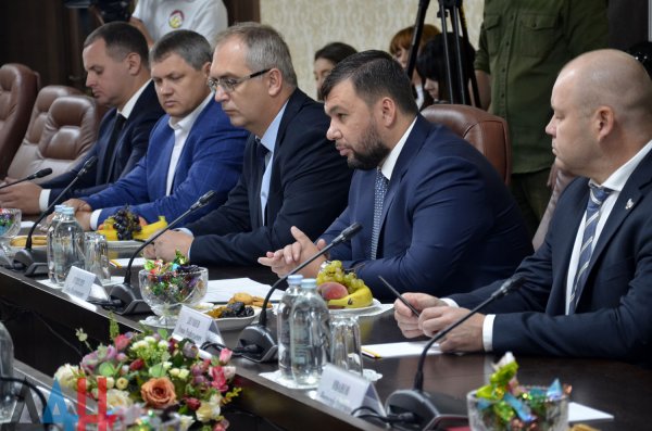 Донецк и Цхинвал будут развивать отношения в сфере законотворчества и предпринимательства