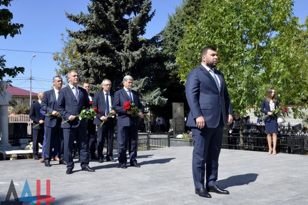 ФОТОРЕПОРТАЖ: Глава ДНР возложил цветы в Цхинвале в память о жертвах грузино-южноосетинского конфликта