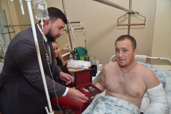 Глава ДНР наградил сотрудников МЧС, раненых при обстреле во время тушения пожара в Донецке