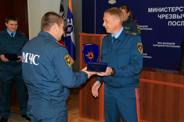 Глава МЧС ДНР вручил медали пожарным, попавшим под обстрел ВСУ