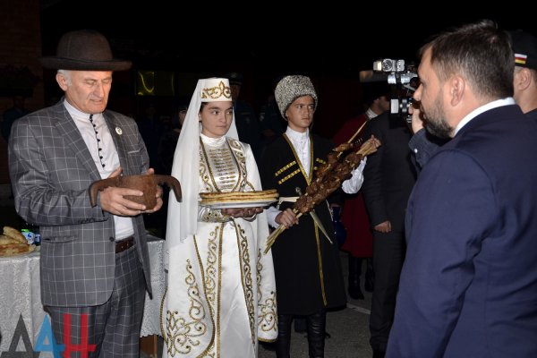 Главу ДНР на границе Южной Осетии встретили песнями и угощениями (ФОТО)