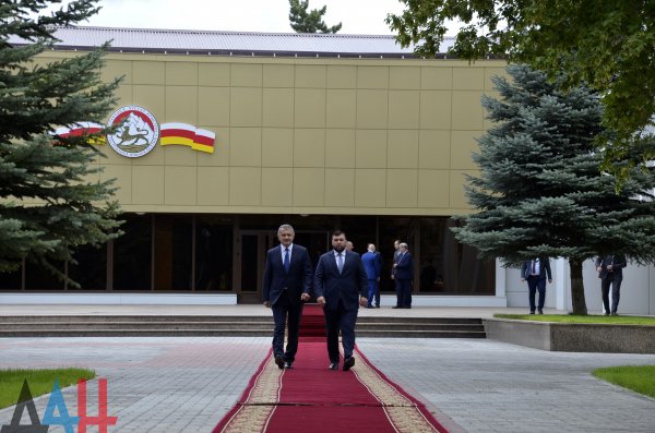 Красная дорожка, оркестр и почетный караул: Глава ДНР завершил официальный визит в Южную Осетию