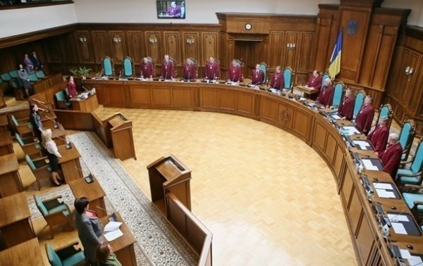 КСУ получил от Рады обращения по семи законопроектам о Конституции