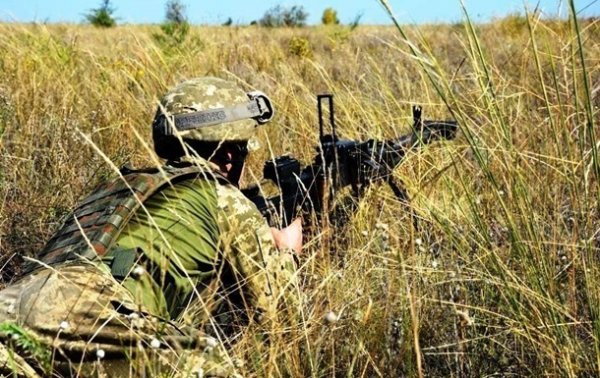 На Донбассе 10 обстрелов, ранен один военный