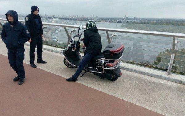 На "мосту Кличко" задержали пьяного водителя мопеда