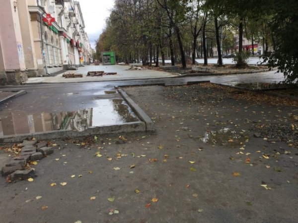 Николай Коляда просит местную власть проконтролировать ремонт тротуара на Ленина