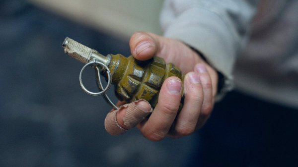 Полицейские Енакиево задержали местного жителя, который взорвал гранату вблизи магазина – МВД