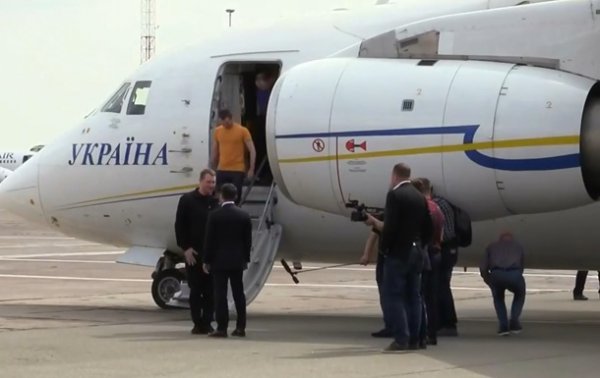 Самолет с освобожденными украинцами сел в Киеве