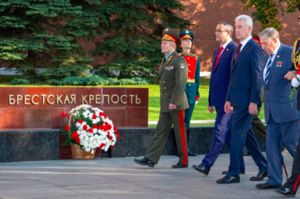 Собянин возложил цветы к Могиле Неизвестного солдата | Москва - «Происшествия»